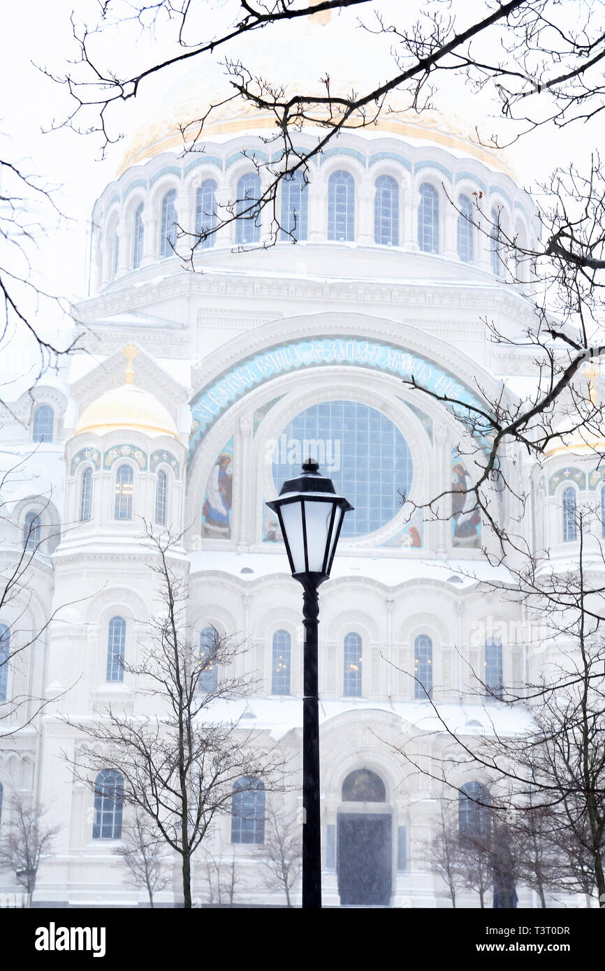 Winter in Russland. St. Nikolaus Marine Kathedrale in Kronstadt Stockfoto