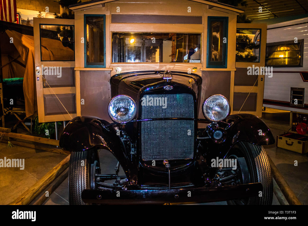 RV/MH Hall des Ruhmes, IN, USA - Juli 1, 2018: Ein 1913 Earl Travel Trailer erhalten im Museum Stockfoto