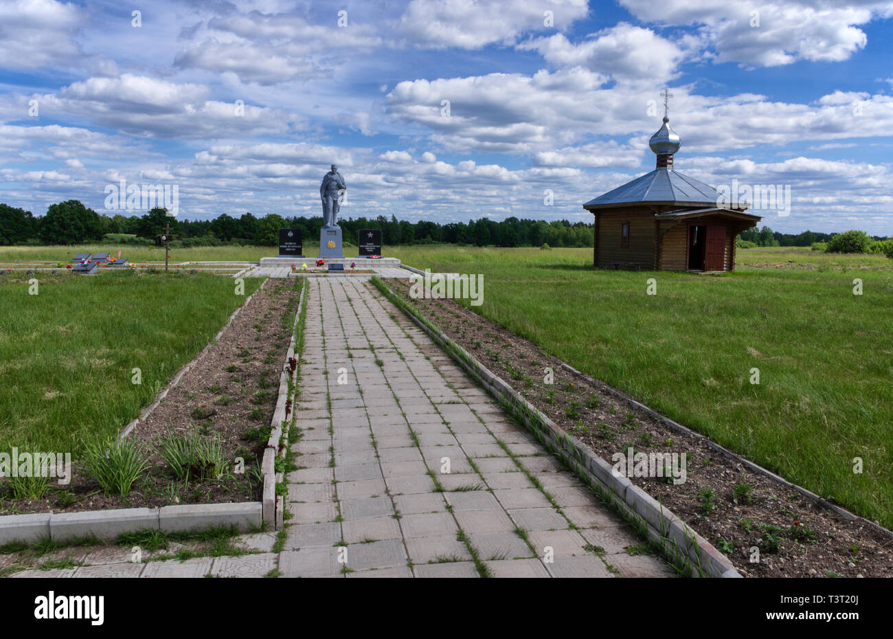 Denkmal für die sowjetischen Soldaten und orthodoxe Kapelle auf dem Stalin Linie Memorial (Pskow, Russland) Stockfoto