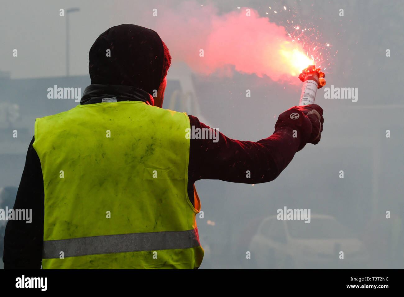 Demonstration von 'Demonstranten Gilets jaunes' (gelbe Weste Bewegung) vor dem Carrefour Einkaufszentrum in Barentin, am 1. Dezember 2018. Protest Stockfoto