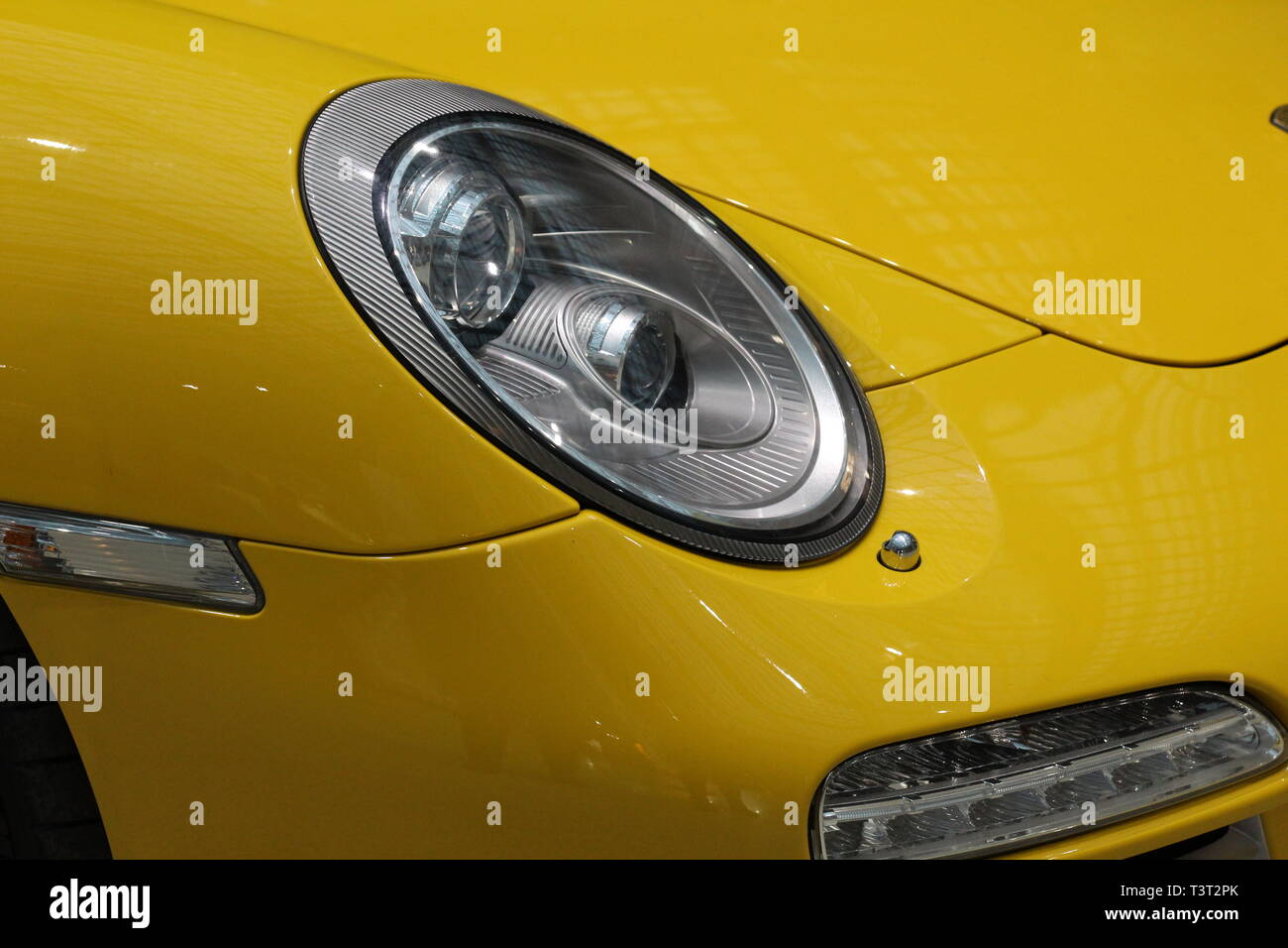 Gelber Sportwagen. Maschine - Fahrzeug. Von der gelben Auto Scheinwerfer.  Design. Abdeckung, Zeitschriften, Auto blogs Stockfotografie - Alamy