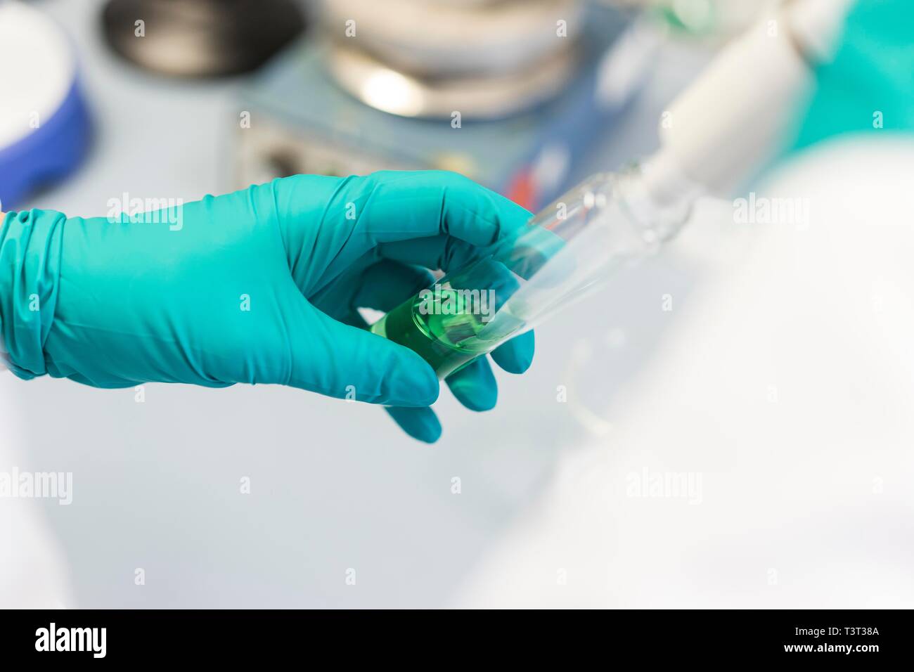 Person, die Pipette mit Reagenzglas, grüne Flüssigkeit, der chemischen Industrie, in medizinischen Labors, Deutschland Stockfoto