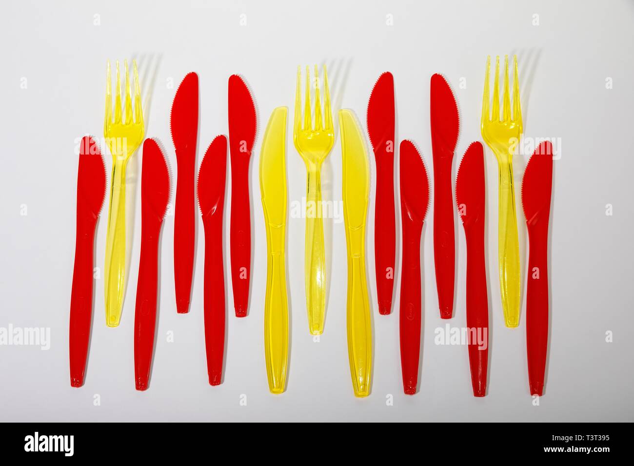 Rot und Gelb aus Kunststoff, Kunststoff Besteck Messer, Gabel aus Kunststoff, Kunststoff, Deutschland Stockfoto