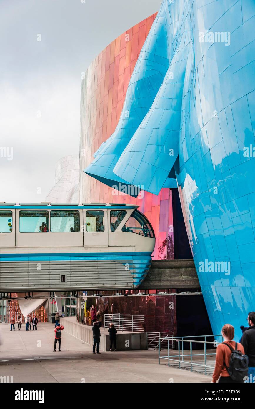 Monorail Zug fährt durch das Museum der Popkultur, MoPOP, Architekt Frank Gehry, Seattle, Washington, USA Stockfoto
