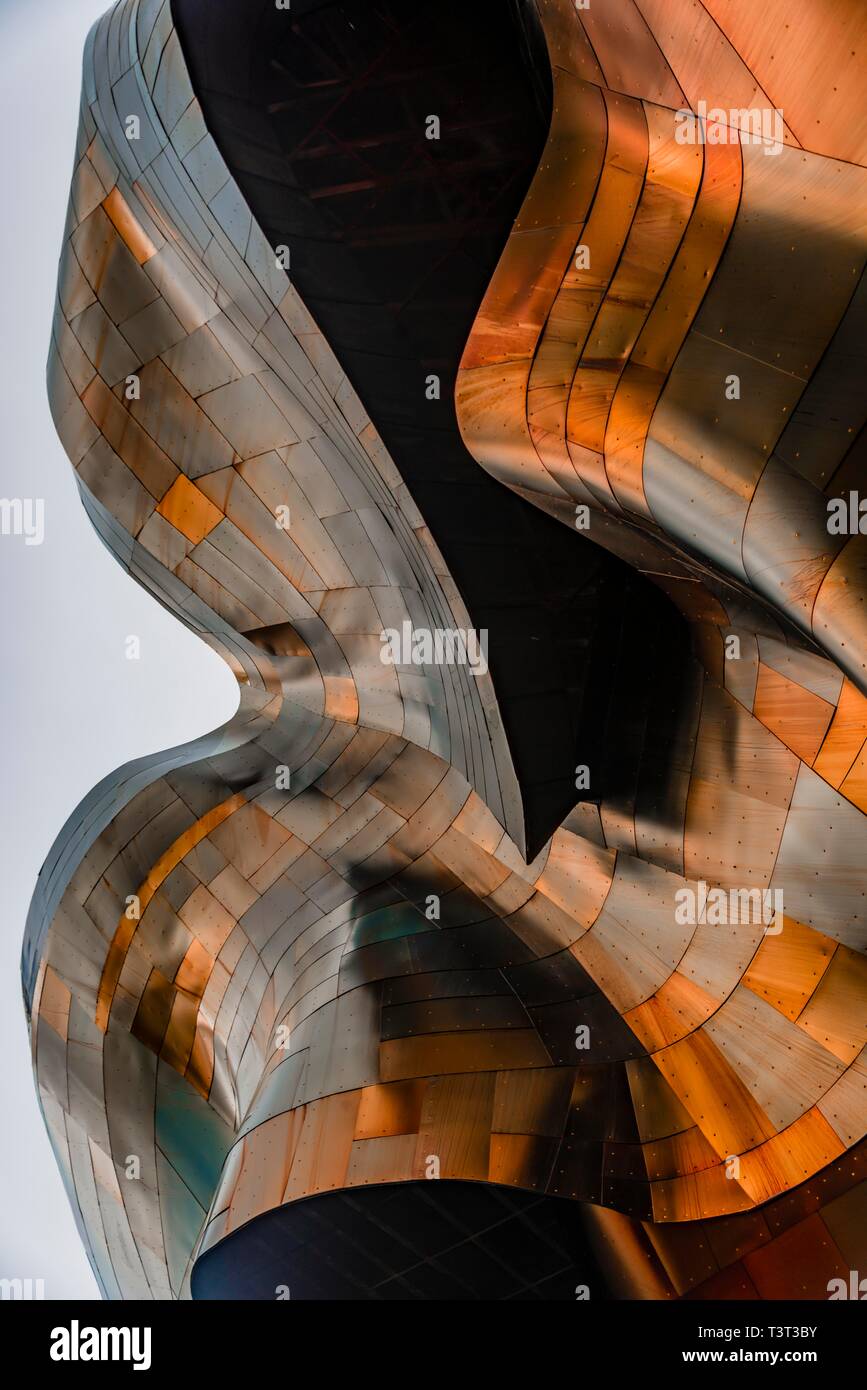 Kupferfarbene geschwungene Fassade des Museums der Popkultur, MoPOP, Detail, moderne Architektur, Architekten Frank Gehry, Washington, USA Stockfoto