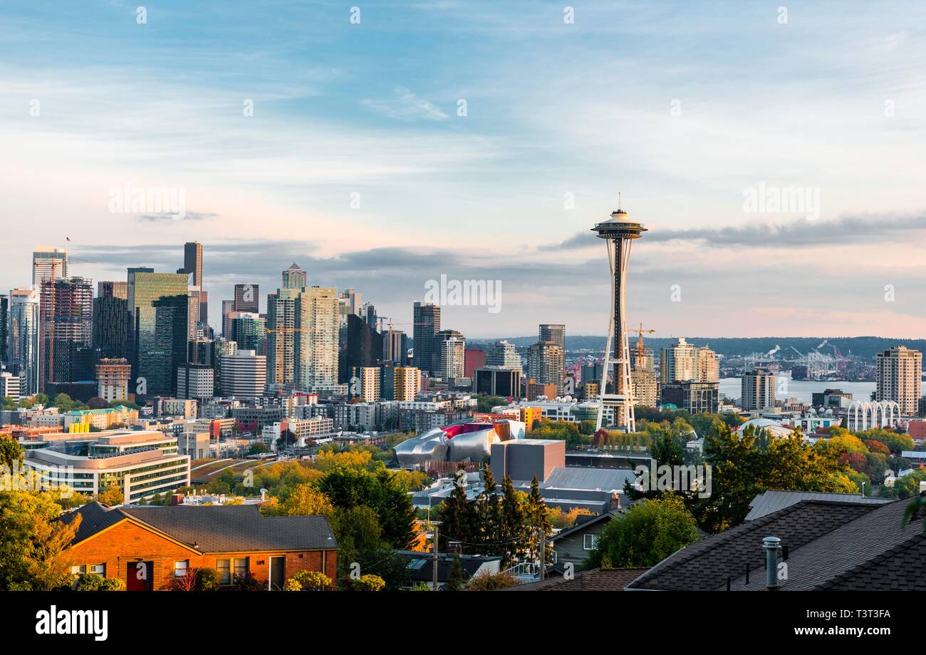 Blick auf die Skyline von Seattle mit Aussichtsturm Space Needle, Seattle, Washington, USA Stockfoto