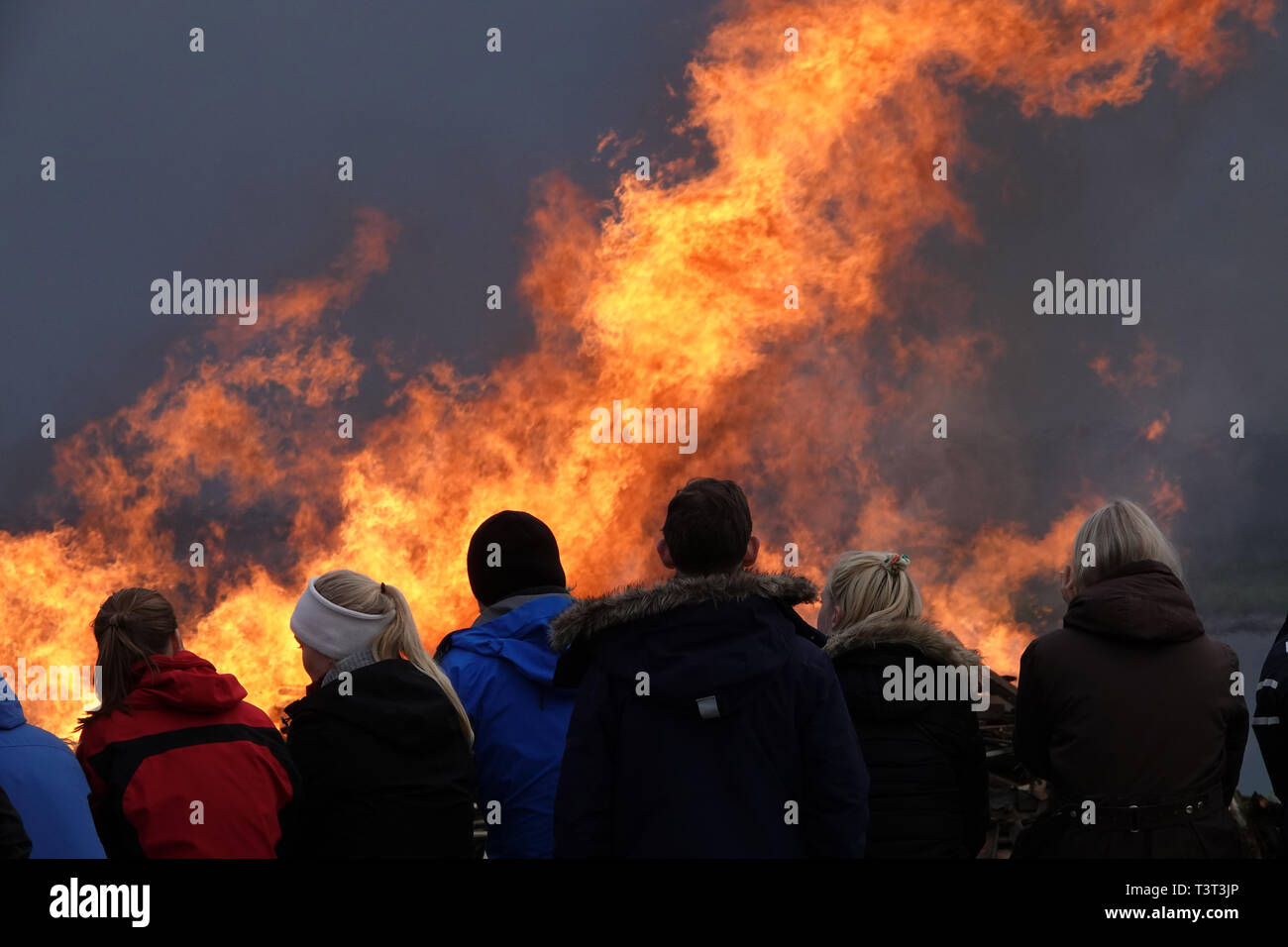 Norwegen, jungen Kerlen, Midsummer night fire Stockfoto