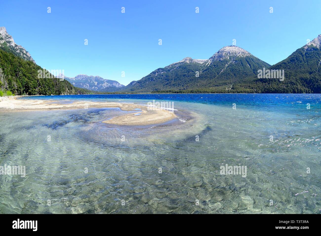 See mit kristallklarem Wasser vor Berglandschaft, Lago Traful, Provinz Neuquen, Patagonien, Argentinien Stockfoto