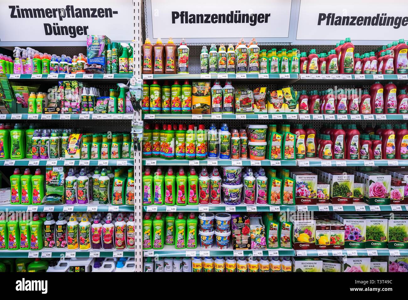 Regale mit pflanzendünger in Hardware Store, München, Oberbayern, Bayern, Deutschland Stockfoto