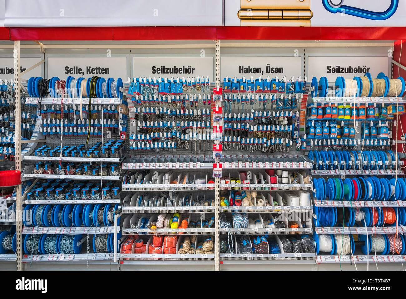 Seile, Ketten, Haken, Ösen in Hardware Store, München, Oberbayern, Bayern, Deutschland Stockfoto