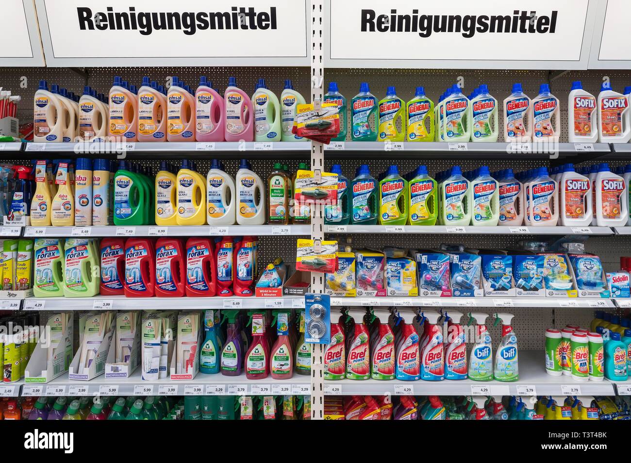 Regale mit Reinigungsmitteln in Hardware Store, München, Oberbayern, Bayern, Deutschland Stockfoto