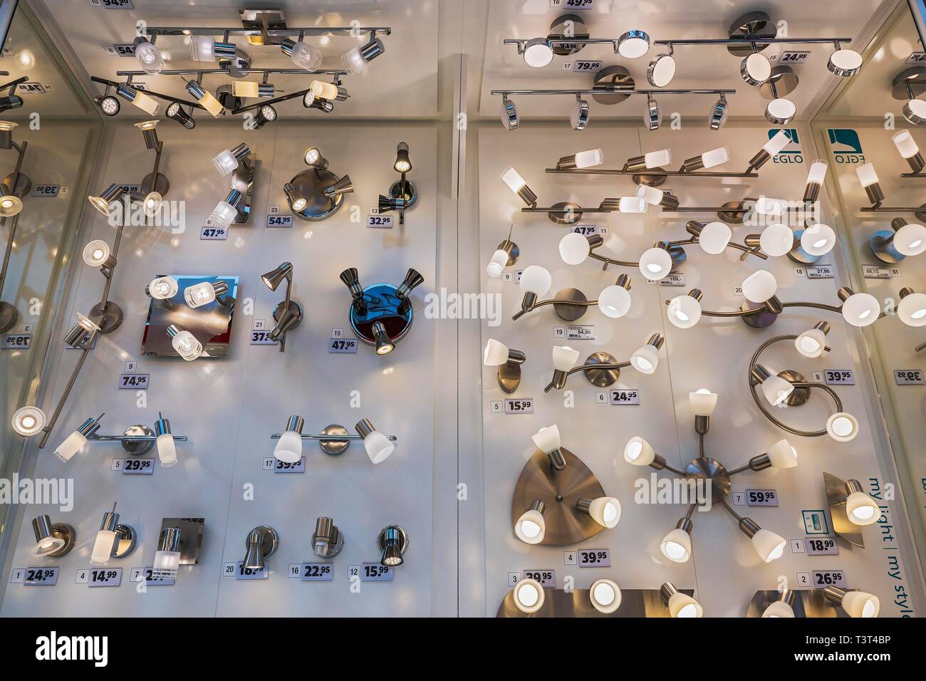 LED-Lampen und Leuchten in Hardware Store, München, Oberbayern, Bayern, Deutschland Stockfoto