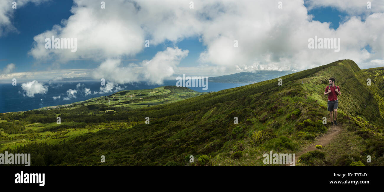 Wanderer zu Fuß auf einem Hügel Schmutz weg über Cabeco Gordo Krater, Faial, Portugal Stockfoto