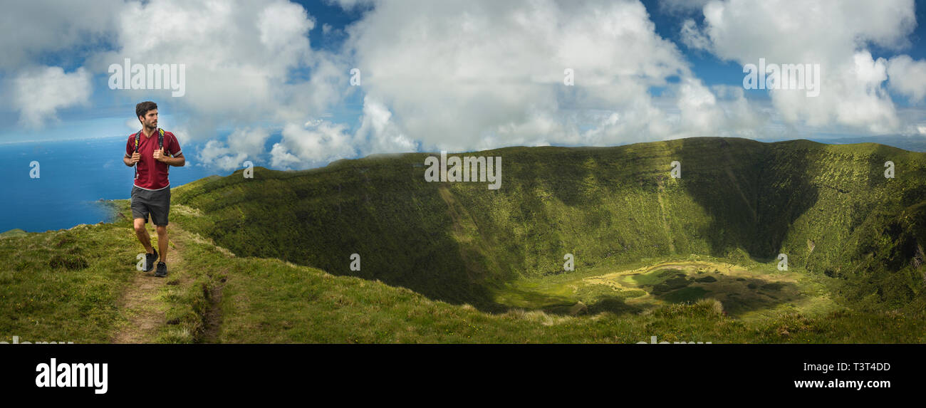 Wanderer zu Fuß auf einem Hügel Schmutz weg über Cabeco Gordo Krater, Faial, Portugal Stockfoto
