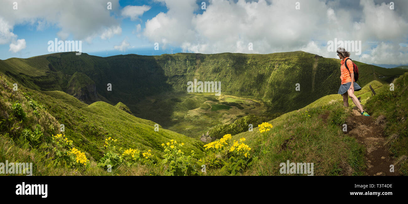 Wanderer zu Fuß auf einem Hügel Schmutz weg über Cabeco Gordo Krater, Faial, Portugal Stockfoto