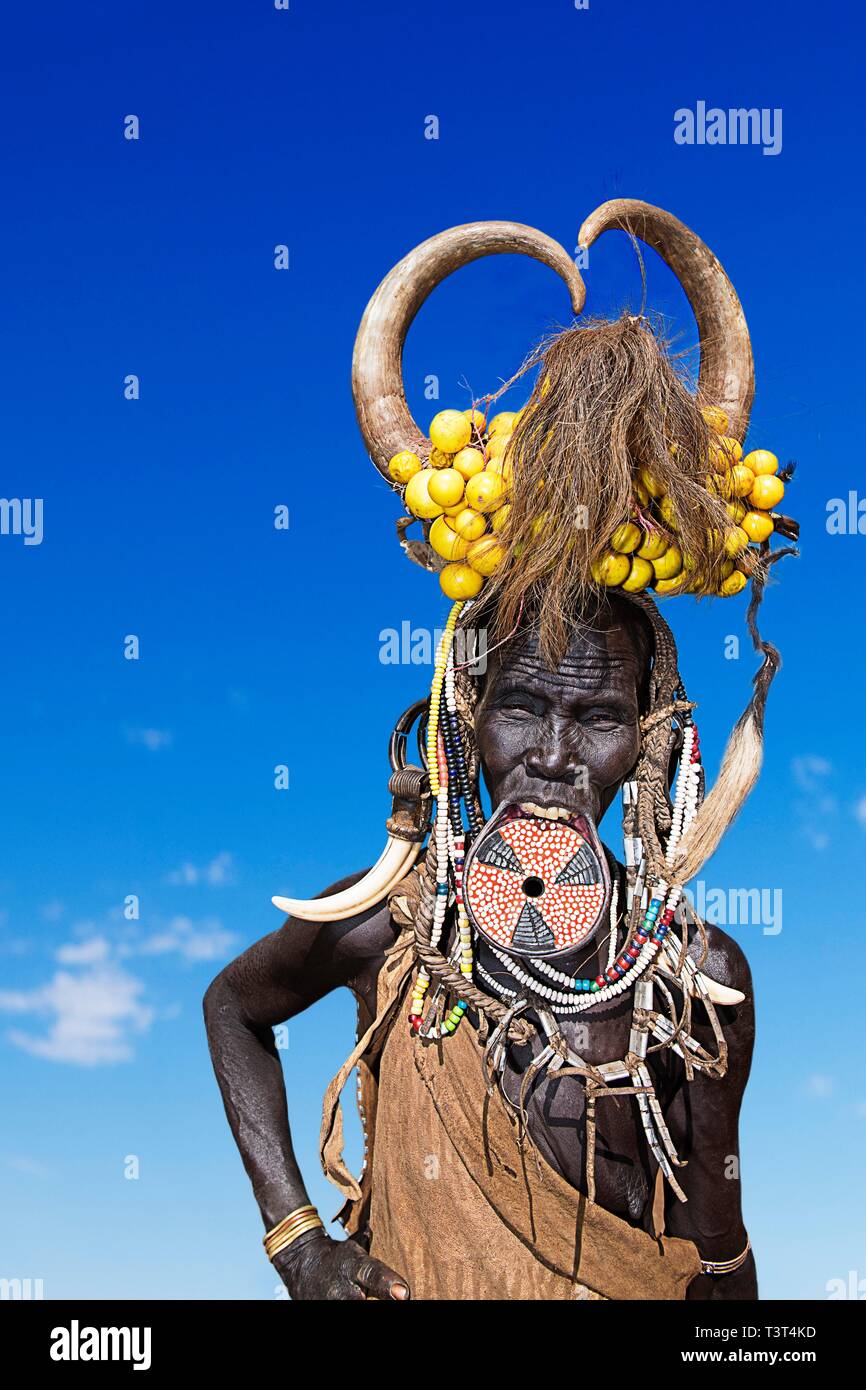 Frau mit großen Lippe Platte und Hörner, Stamm der Mursi, Mago National Park, Region der südlichen Nationen, Nationalitäten und Völker, Äthiopien Stockfoto