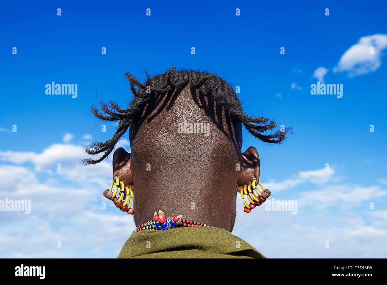 Mann mit vier Ohrringe in jedes Ohr, Portrait von hinten, Stamm der Hamer, Dimeka, Mago National Park, Region der südlichen Nationen Nationalitäten Stockfoto