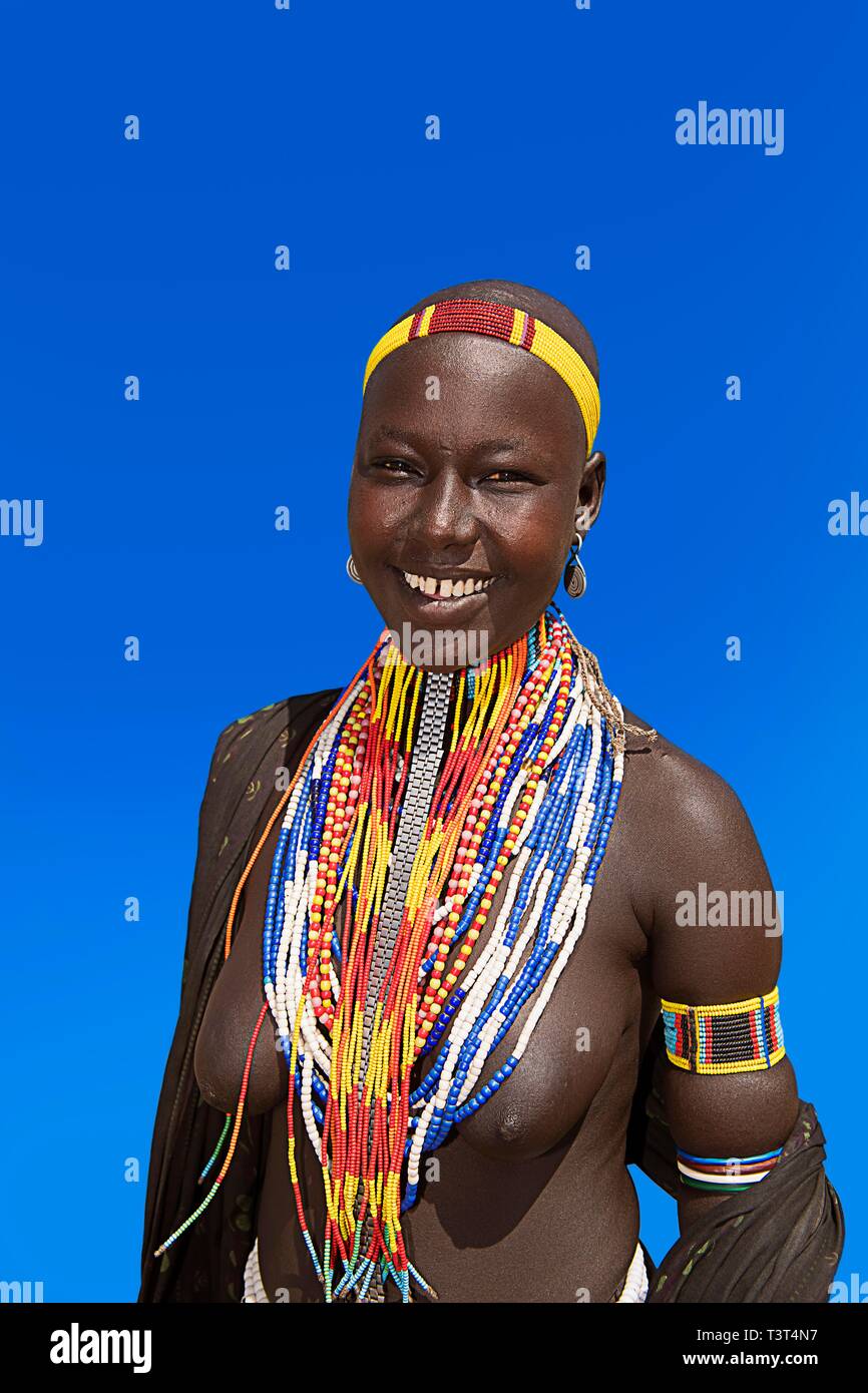 Frau mit vielen Perlen Halsketten als Halskette, Stamm der Erbore, Mago National Park, Region der südlichen Nationen, Nationalitäten und Völker Stockfoto