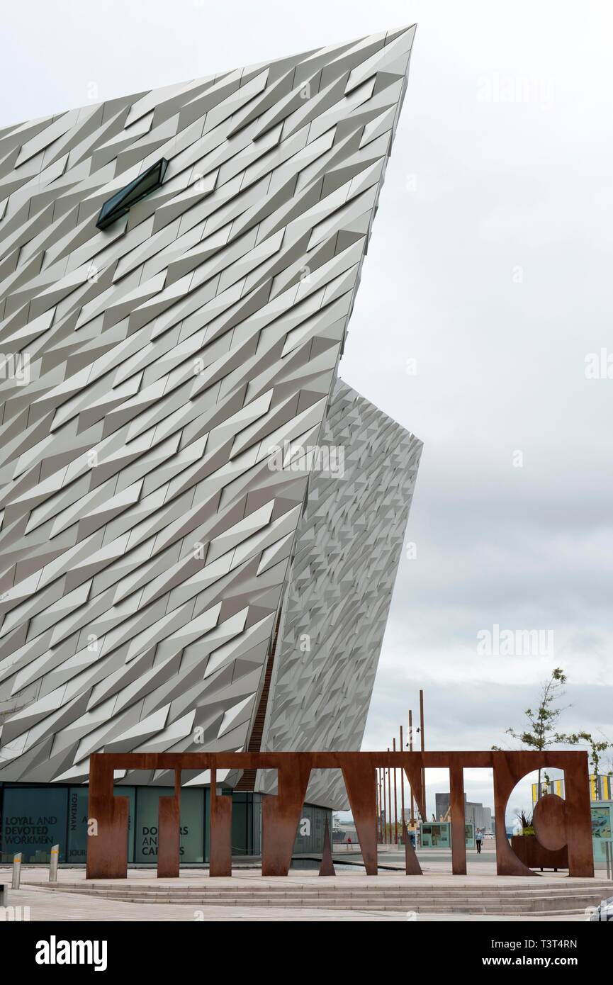 Titanic Schriftzug vor Titanic Belfast Museum, Titanic Quarter, Belfast, County Antrim, Nordirland, Großbritannien Stockfoto