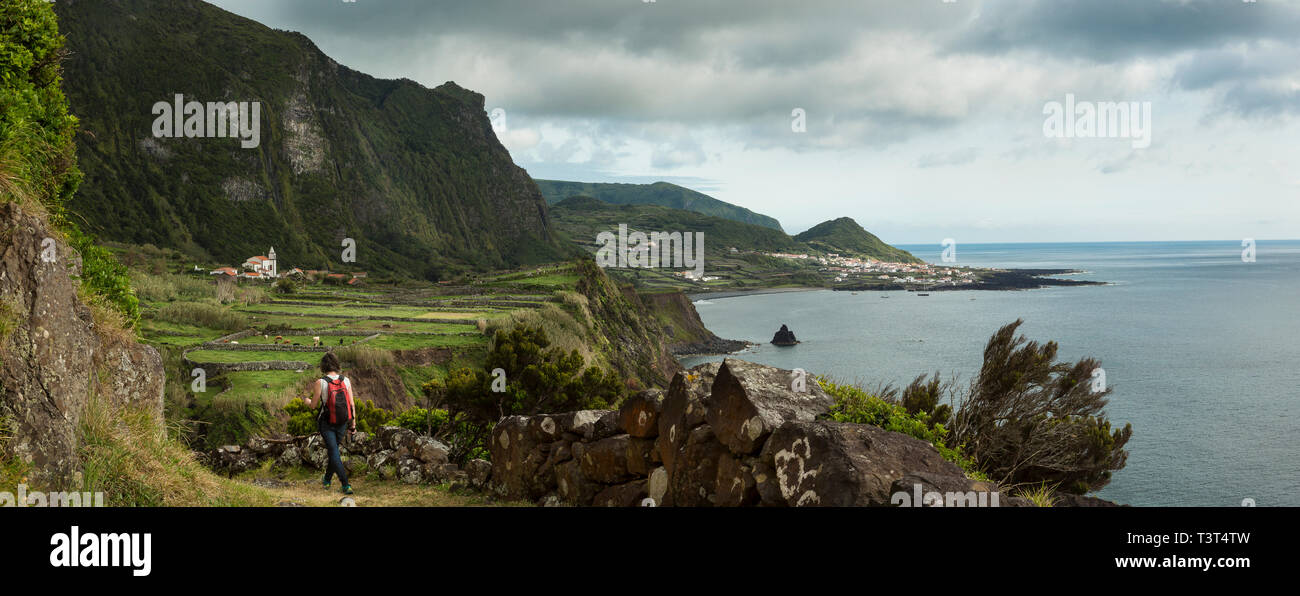 Wanderer zu Fuß auf den Weg in den ländlichen Landschaft Stockfoto