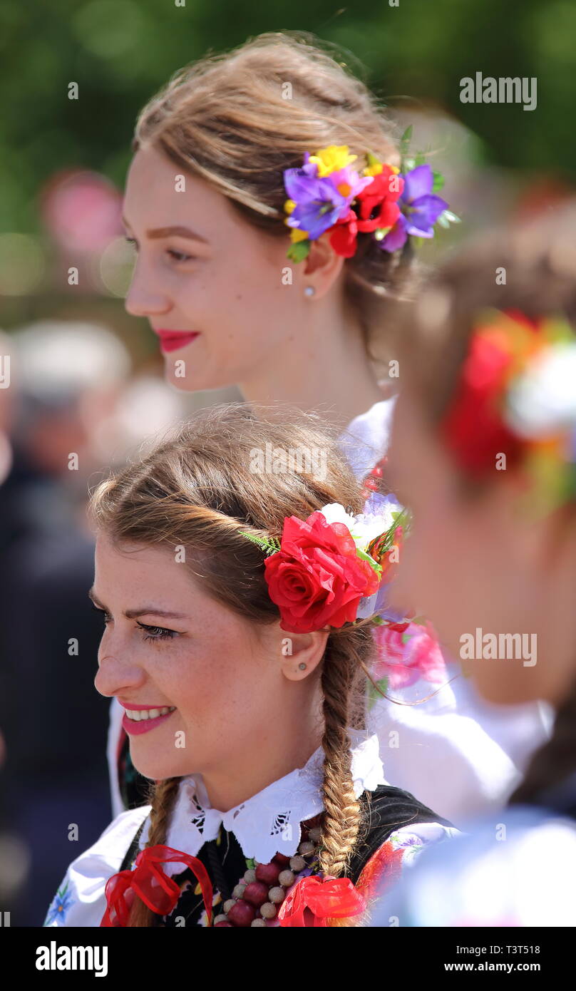Drei polnische Mädchen, Köpfe mit Zöpfen, geblümten traditionellen Dekoration, während der üblichen jährlichen Fronleichnamsprozession in Lowicz, Polen. Stockfoto