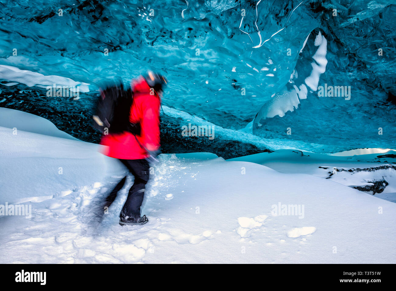 Unscharfer Blick auf Wanderer wandern in Eishöhle Stockfoto