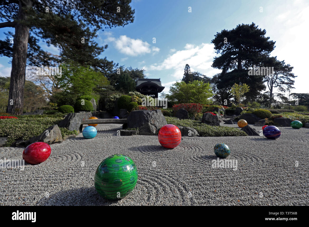 Niijima schwimmt sind Teil der neuesten Arbeit zeitgenössisches Glas Künstler Dale Chihuly, die Chihuly in Kew: Reflexionen über die Natur Ausstellung, in Kew Gardens, Surrey. Stockfoto