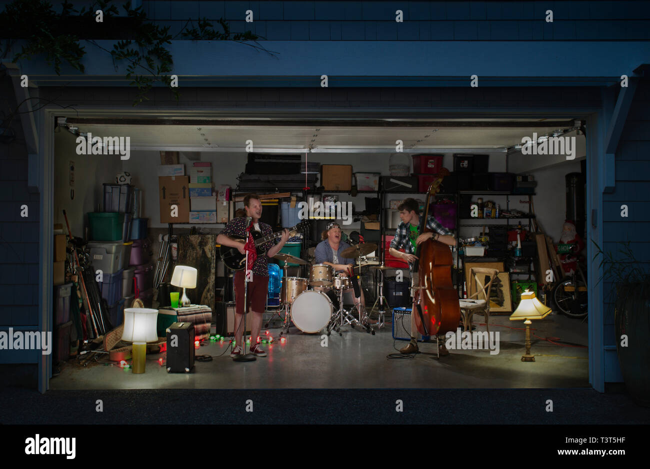 Kaukasische Band spielt in garage Stockfoto