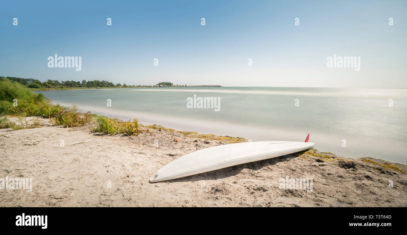 Lange Exposition der Sandstrand mit einem Wind Surf Brett, Gotland, Schweden, Skandinavien. Stockfoto