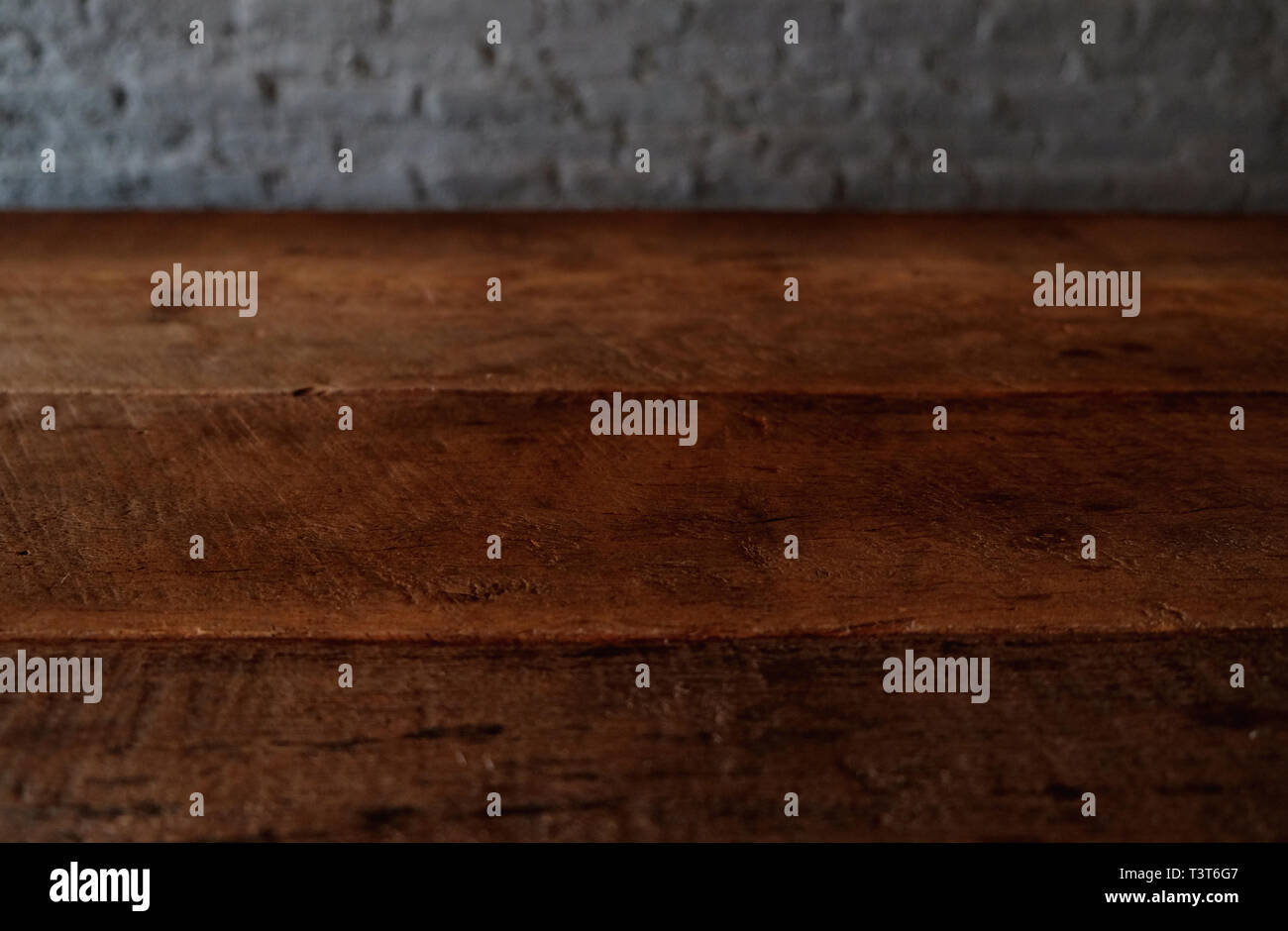Leeren Sie das obere der hölzernen Tisch oder Theke auf rustikalen Brick Textur Hintergrund isoliert. Für die Anzeige Stockfoto