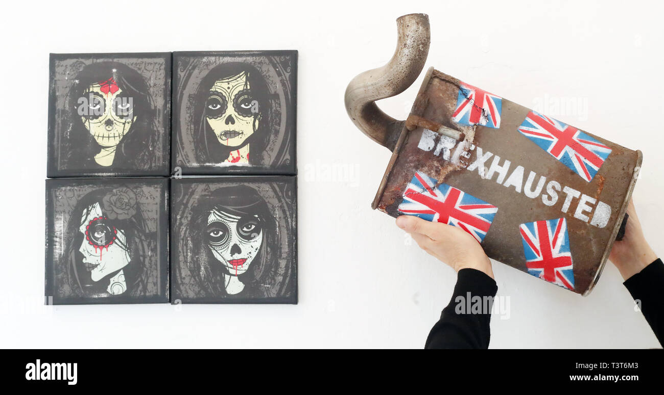 Curartor Dino Notaro hält', 'Brexhausted Brexit themed Kunstwerke aus einem Schrott Auspuffleitung durch Künstler Frank O'Dea im Frühjahr zeigen Im Turm Galerie in Dublin. Stockfoto