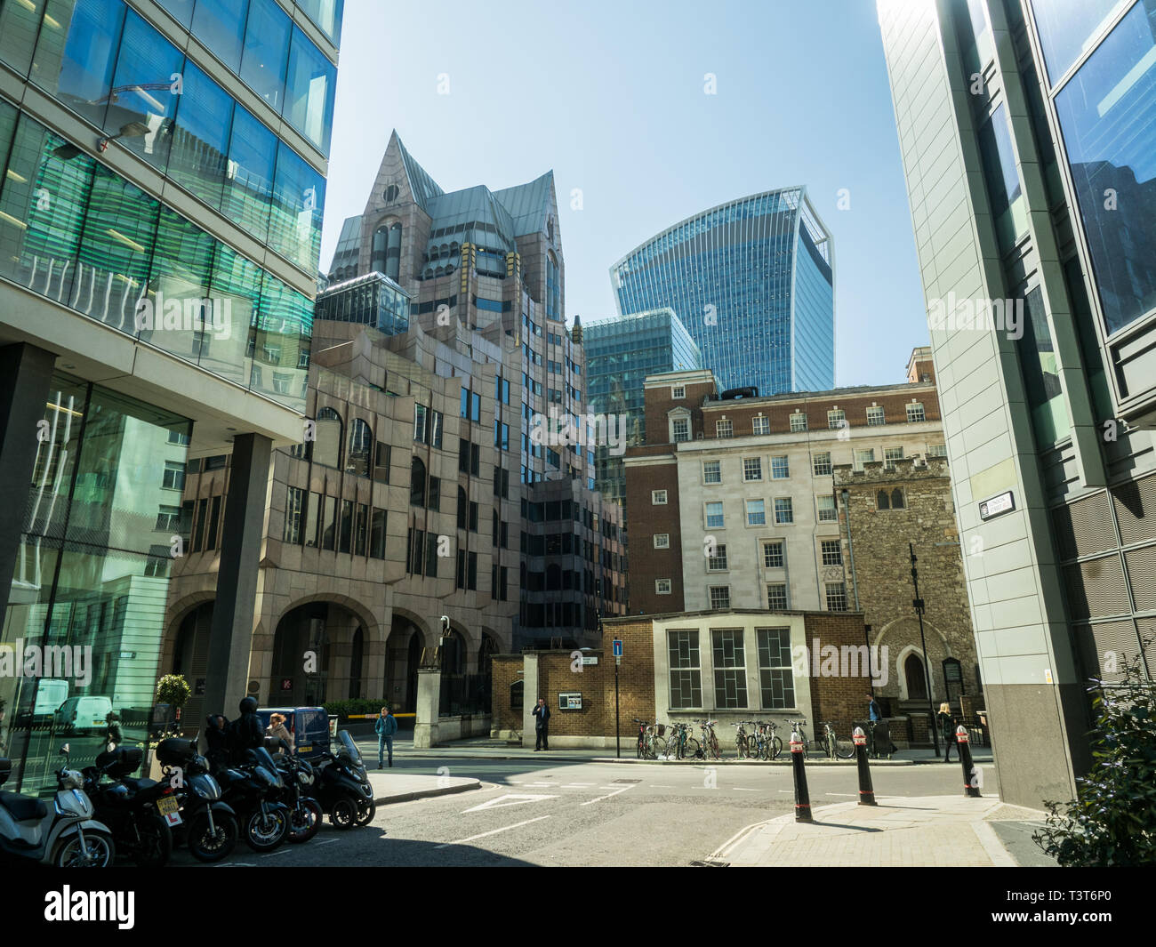 Street in London mit dem Walkie Talkie Hochhaus im Hintergrund, England. Stockfoto