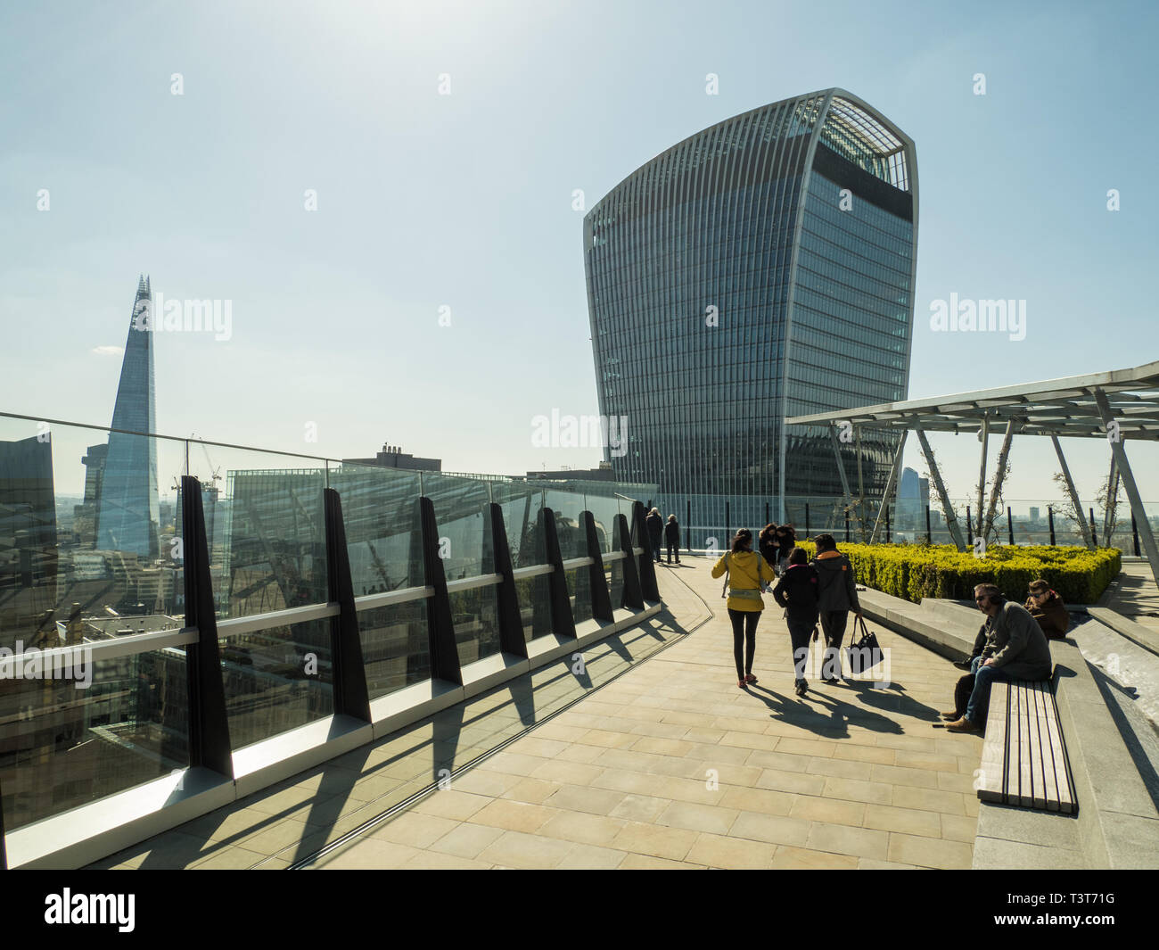 Blick vom Garten auf 120' ein Dachgarten in London, England. Mit dem Shard links & Die Walkie Talkie rechts Stockfoto