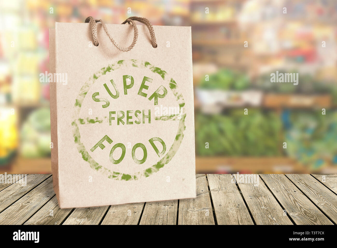 Recyclingpapier Tasche auf einen Zähler Schreibtisch in einem Supermarkt und Obst- und den Text Super Essen. Lokale und gesunde Ernährung Konzept mit leere Raum fo Stockfoto