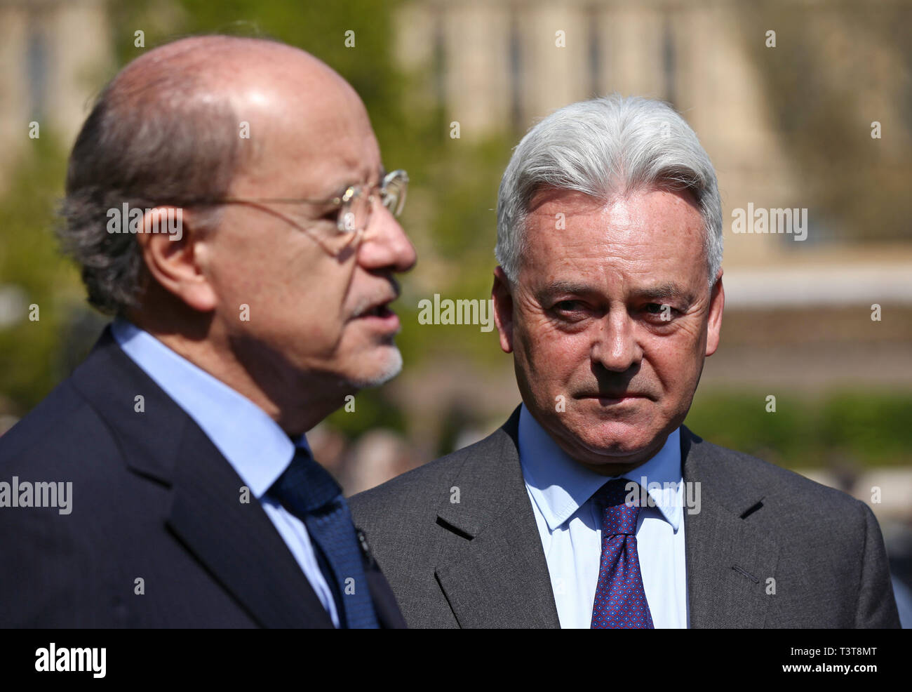 Der Staatsminister für Europa und Amerika Alan Duncan (rechts) und ecuadorianischen Botschafter Jaime Marchan auf einer Pressekonferenz in Victoria Gardens, Westminster, nachdem WikiLeaks Gründer Julian Assange von Offizieren aus der Metropolitan Polizei verhaftet und in Gewahrsam genommen folgenden Rückzug der ecuadorianischen Regierung von Asyl. Stockfoto