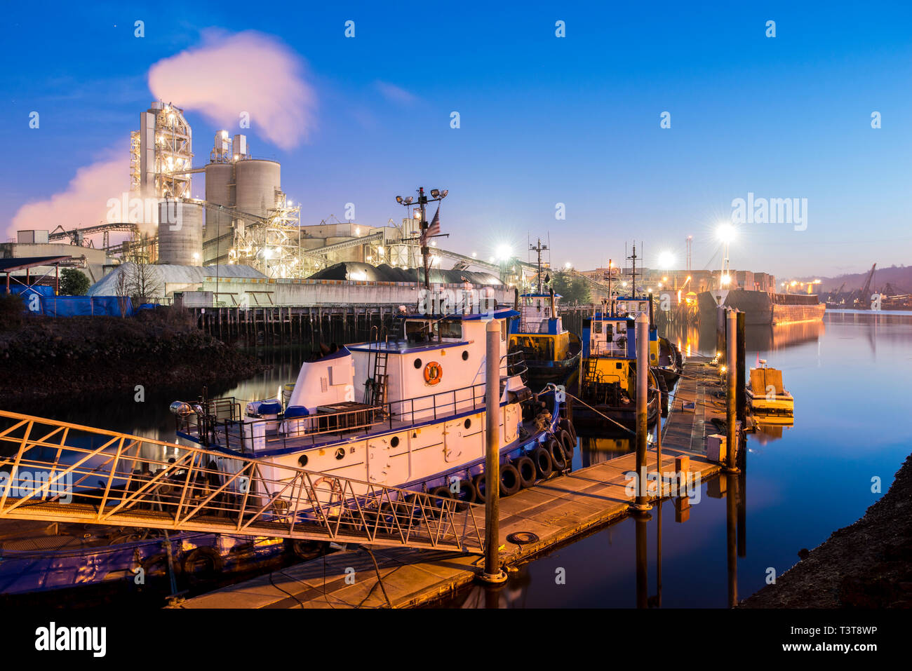 Erhöhte Ansicht der Schlepper im Hafen angedockt Stockfoto