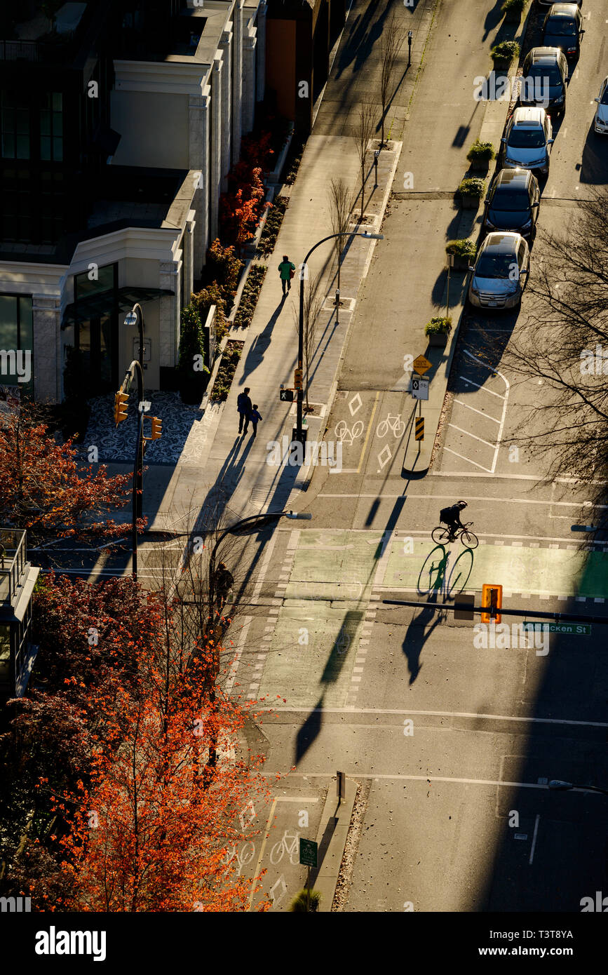 Erhöhte Ansicht der Radfahrer in der Stadt Kreuzung Stockfoto