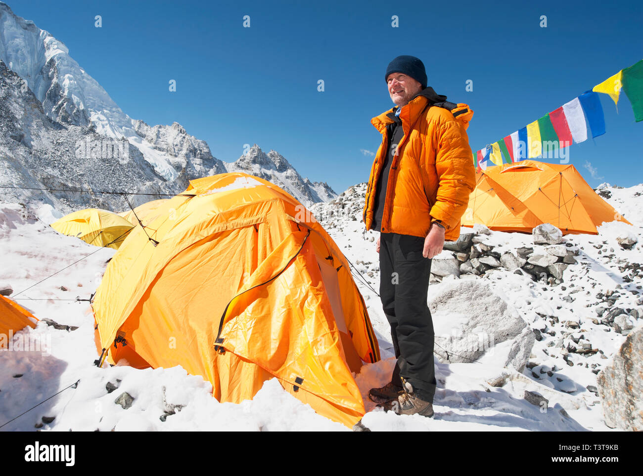 Mann im base camp Zelt, Everest, Khumbu, Nepal Stockfoto