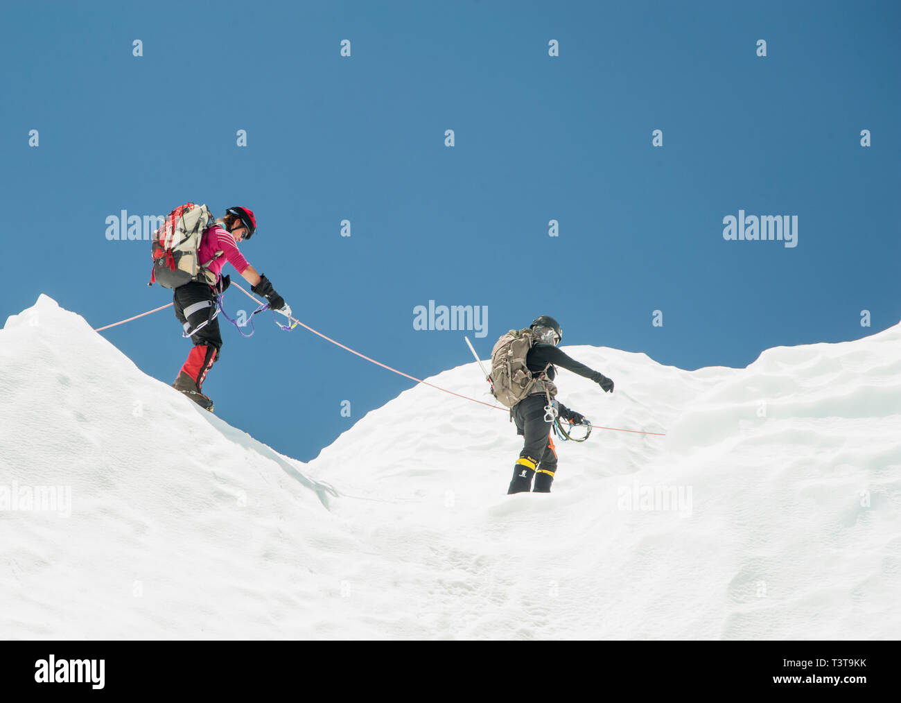 Frauen wandern auf verschneiten Berg, Everest, Khumbu, Nepal Stockfoto