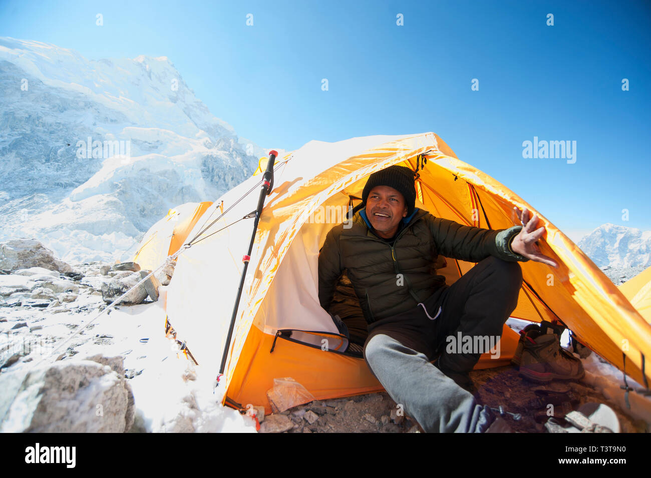 Mann in base camp Zelt, Everest, Khumbu Gletscher sitzend, Nepal Stockfoto