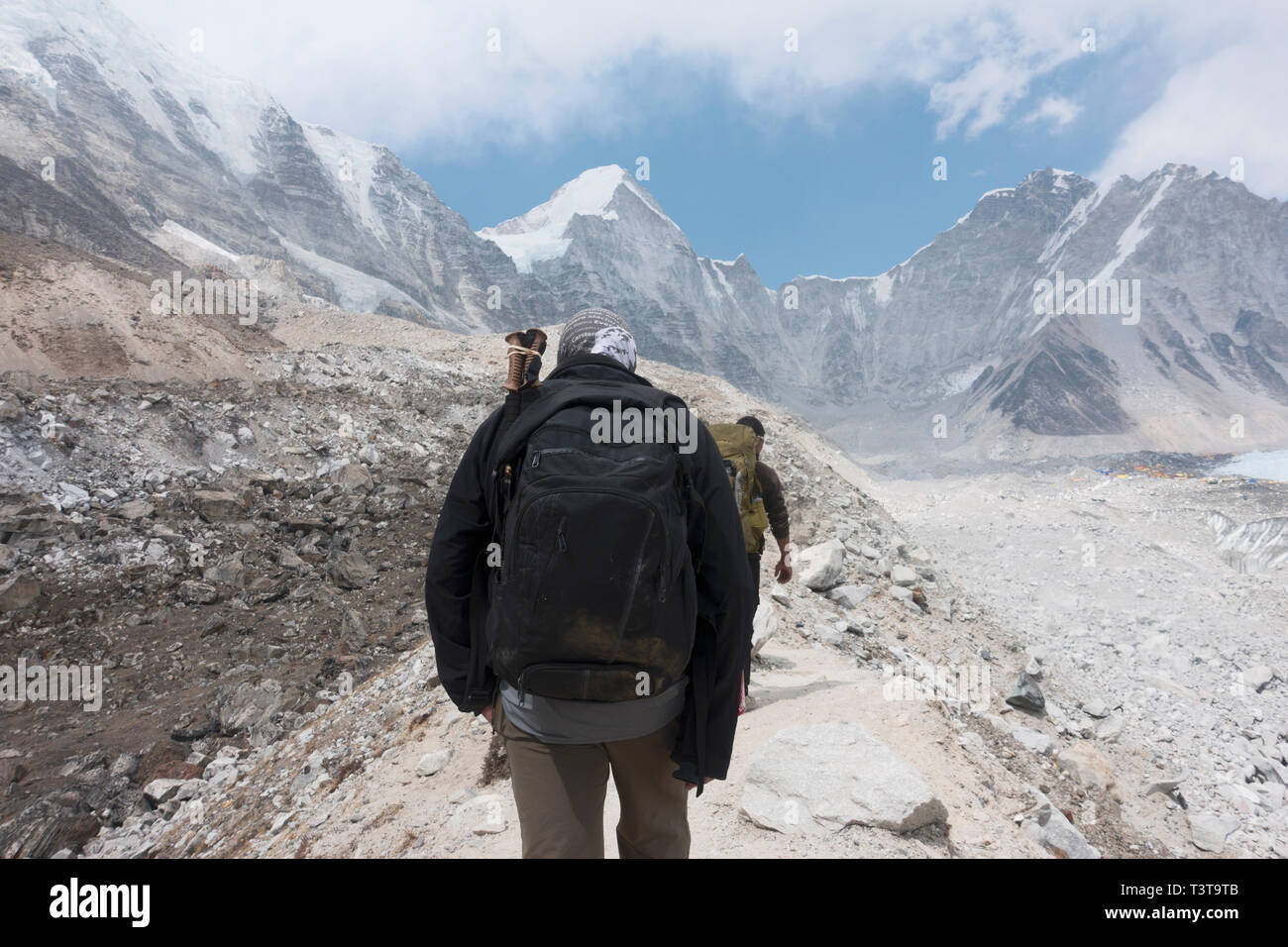 Männer wandern in Richtung Berg, Everest, Khumbu, Nepal Stockfoto