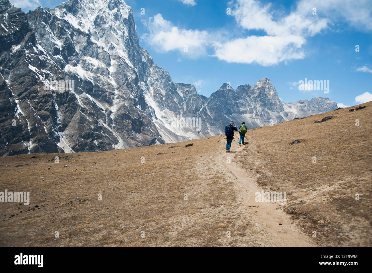 Weit entfernte Menschen wandern in Richtung Berg, Pheriche, Khumbu, Nepal Stockfoto