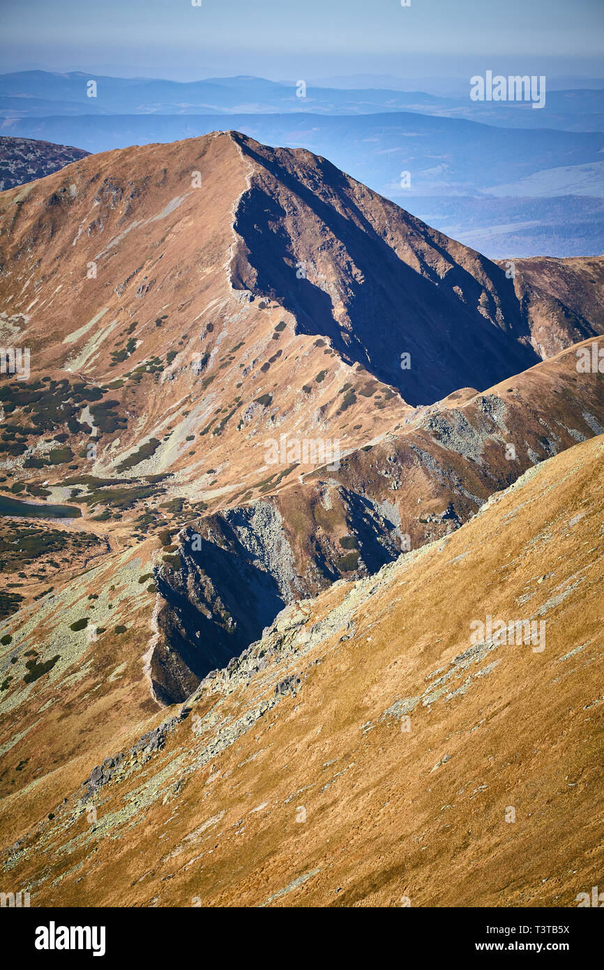 Hohe Tatra, Slowakei. 13. Oktober, 2018. Blick auf die "Volovec' Peak von "Jakubiná' Peak, Západné Tatry, Hohe Tatra, Slowakei. Stockfoto