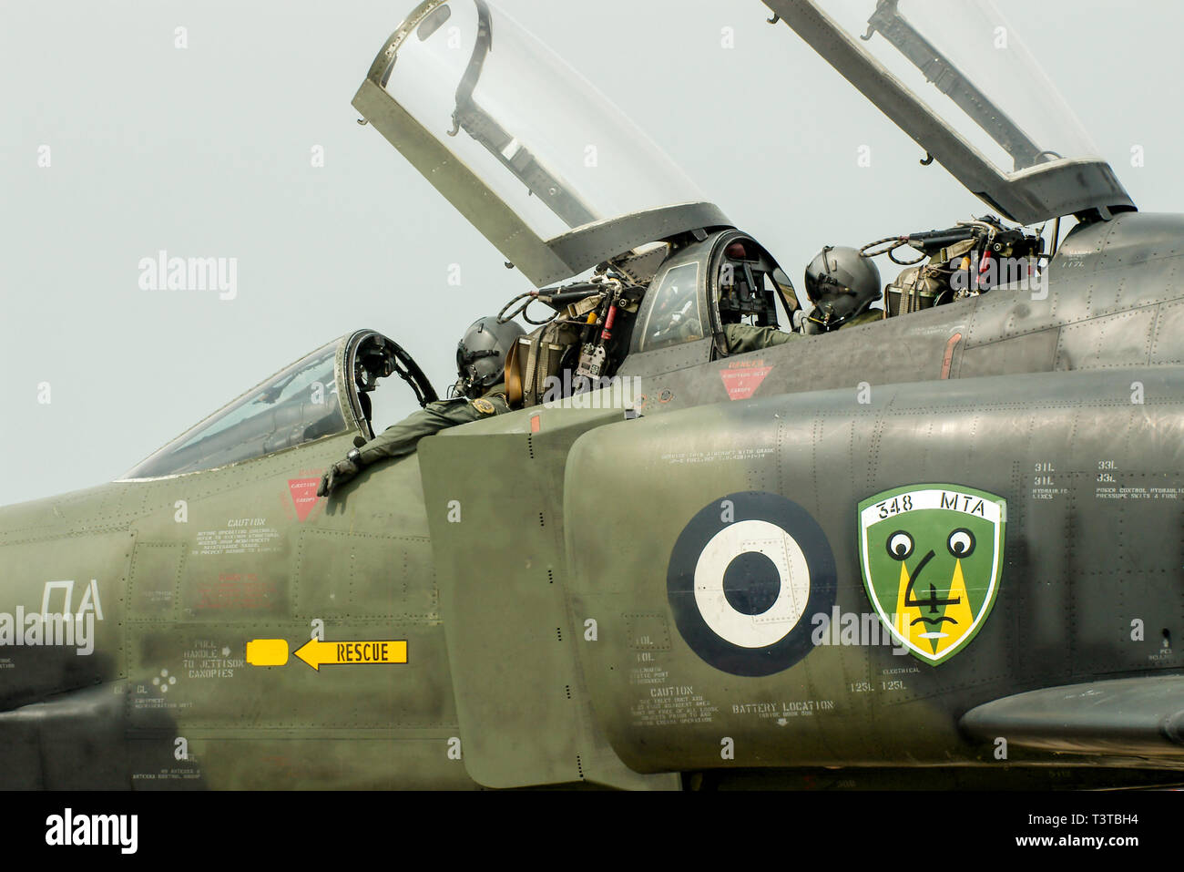 Hellenic Air Force McDonnell Douglas RF-4 Phantom II Foto-Aufklärungs- Flugzeug mit spezieller Lackierung. 348 MTA Squadron. Crew im Cockpit Stockfoto