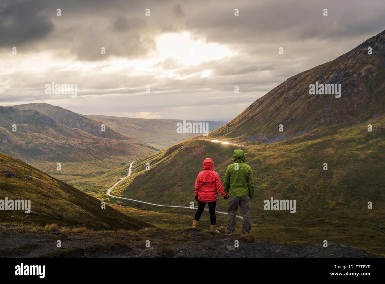 Asiatische Wanderer halten sich an den Händen bewundernden Blick auf Tal Stockfoto