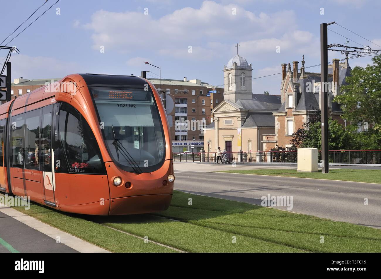 Frankreich, Le Mans, moderne Straßenbahn, Avenue Jean Jaures, Église Saint-Martin Stockfoto