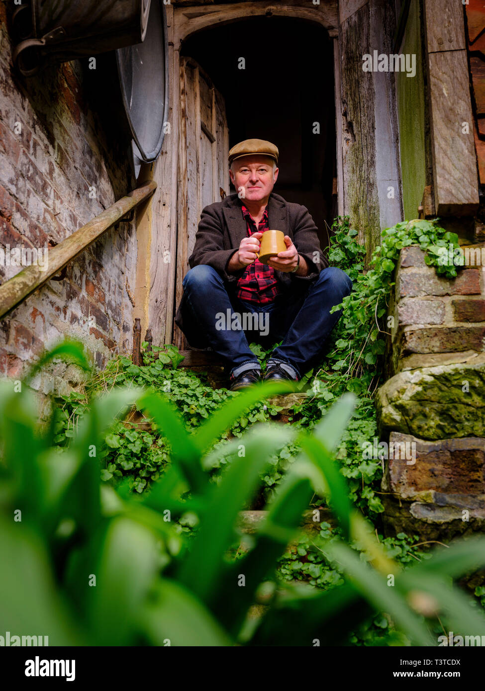 Alastair Hendy und seiner restaurierten Tudor Haus in der Altstadt von Hastings, East Sussex UK. Stockfoto