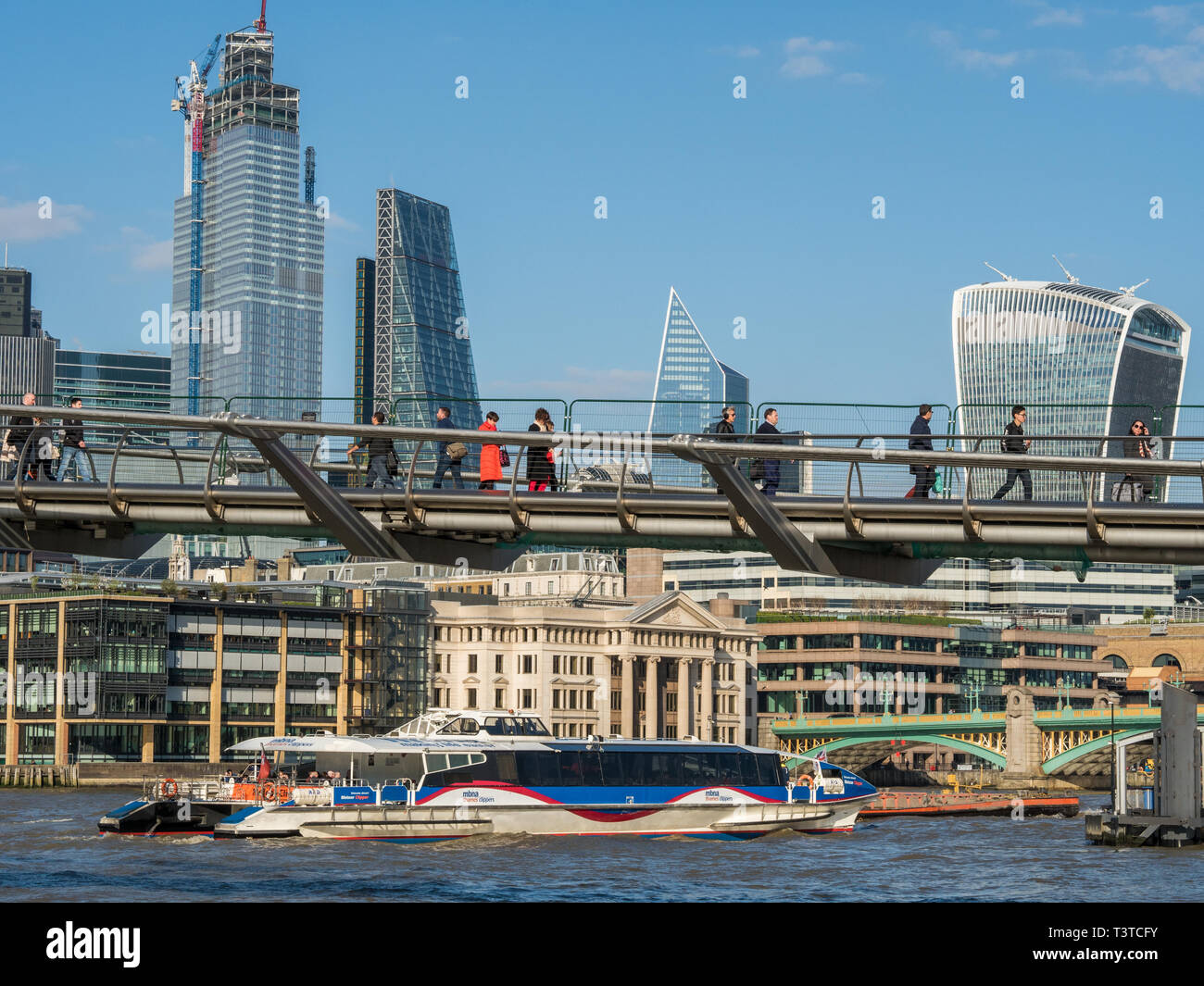 Die Millennium Bridge über die Themse mit Wolkenkratzern hinter einschließlich Der hilft Walke Talkie (rechts), London, England Stockfoto