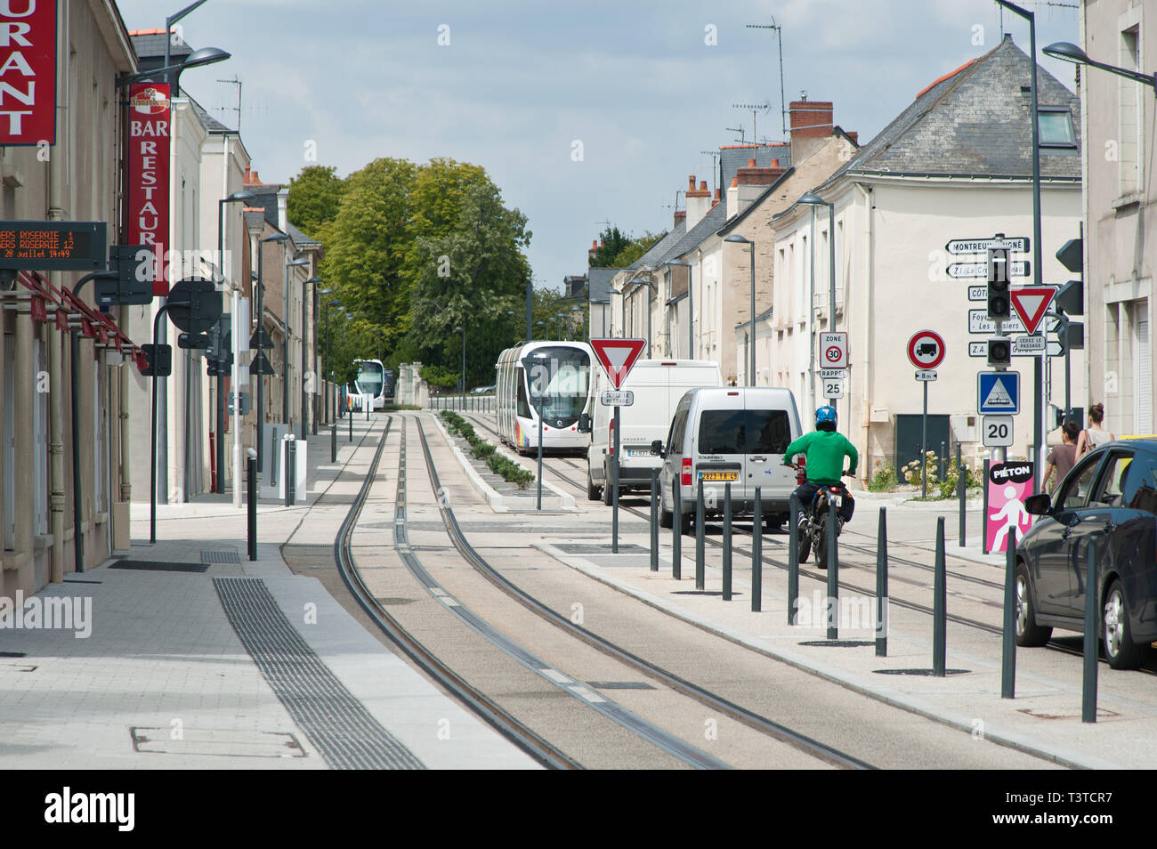 Avenue Pierre Mendès France, Moutiers-les-Mauxfaits gestorben sind, moderne Straßenbahn - Moutiers-les-Mauxfaits, Avenue Pierre Mendès France, moderne Straßenbahn Stockfoto