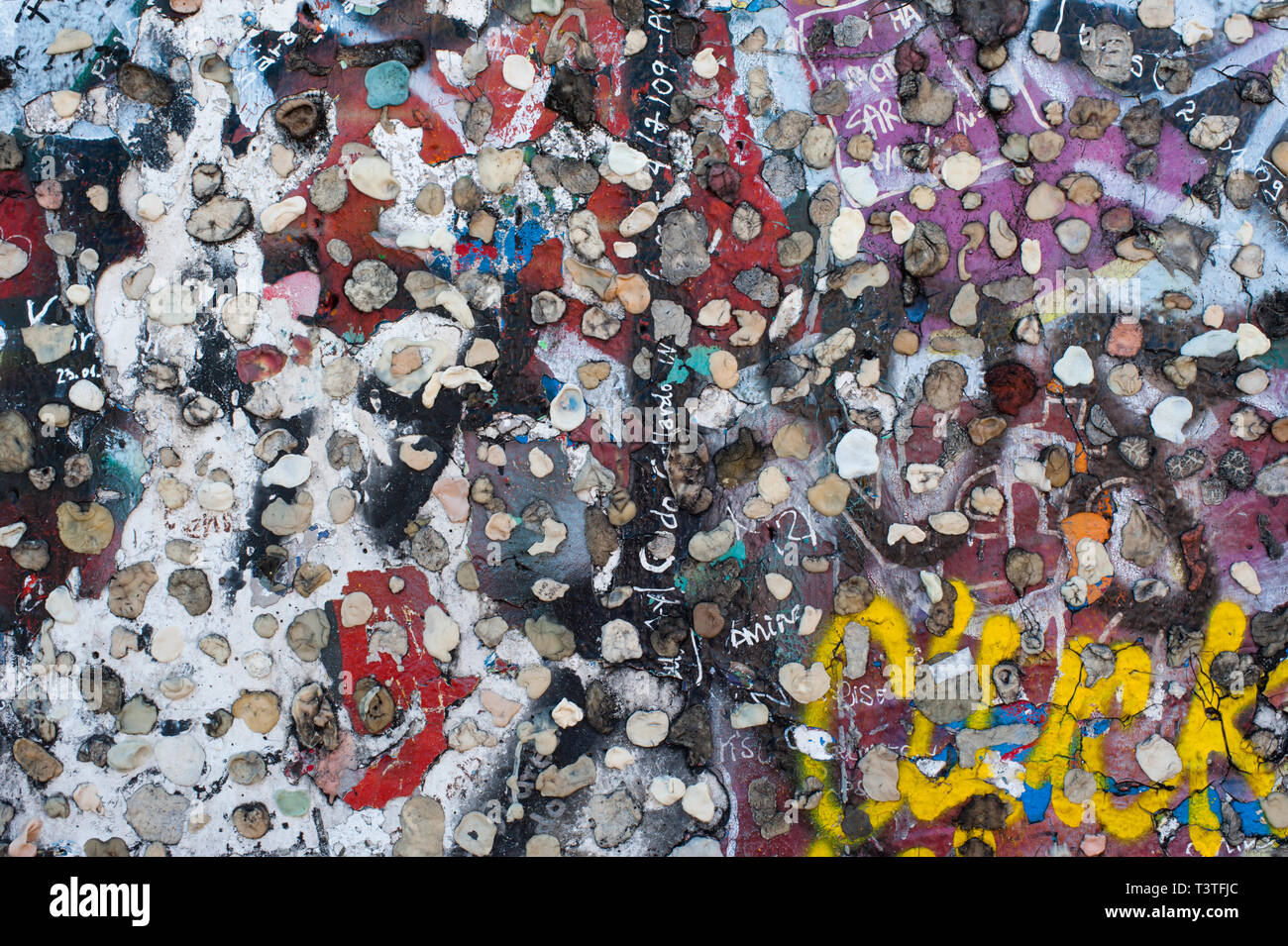 In der Nähe der Berliner Mauer im Jahr 2018, mit Graffiti und Kaugummi Stockfoto